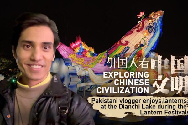 Vlogger_pakistani__explora_las_delicias_del_Festival_de_Faroles_en_el_Lago_Dianchi_de_China video poster