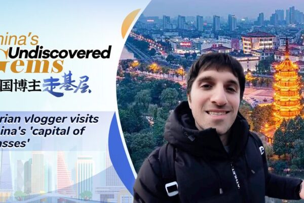 Vlogger_sirio_explora_Danyang__la__capital_de_los_lentes__en_China___ video poster