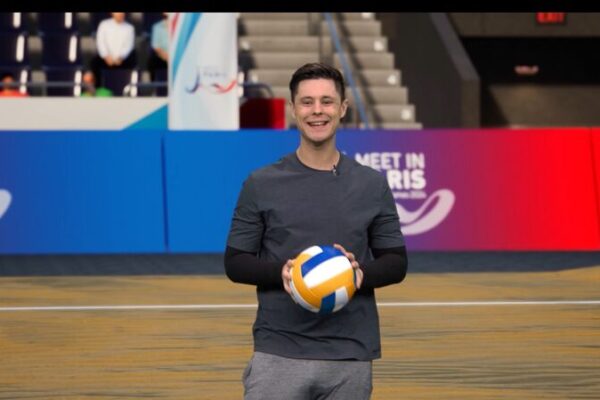 Voleibol de Playa Bajo la Torre Eiffel: ¡Un Espectáculo en París 2024! Voleibol_de_Playa_Bajo_la_Torre_Eiffel___Un_Especta_culo_en_Pari_s_2024_ video poster