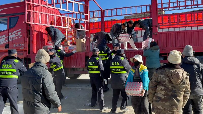 Voluntarios_y_Polici_a_se_Unen_para_Ayudar_en_el_Socorro_del_Terremoto_en_Xizang video poster