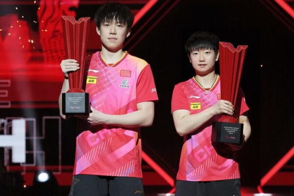 Wang Chuqin y Sun Yingsha de China logran la tercera victoria consecutiva en el WTT Singapore Smash 🏓 Wang_Chuqin_y_Sun_Yingsha_de_China_logran_la_tercera_victoria_consecutiva_en_el_WTT_Singapore_Smash__