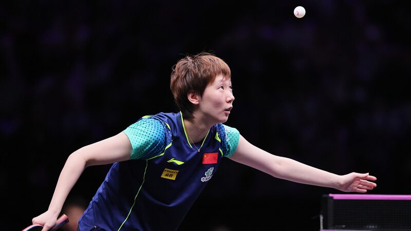 Wang_Manyu_apunta_a_su_quinto_ti_tulo_consecutivo_por_equipos_femeninos_de_tenis_de_mesa_para_China__