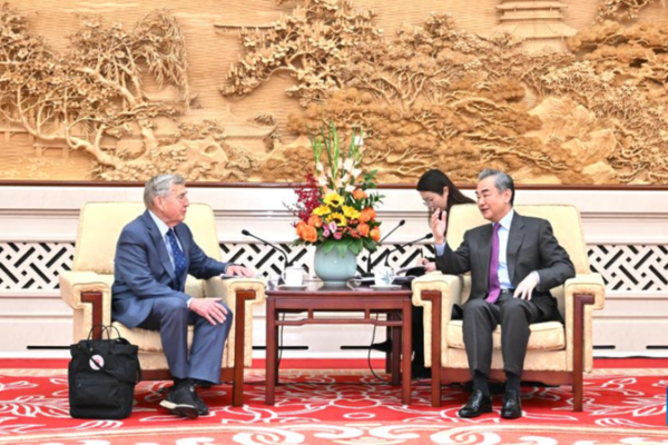 Wang Yi de China se reúne con el profesor de Harvard Graham Allison: Construyendo Puentes 🌉 Wang_Yi_de_China_se_reu_ne_con_el_profesor_de_Harvard_Graham_Allison__Construyendo_Puentes__