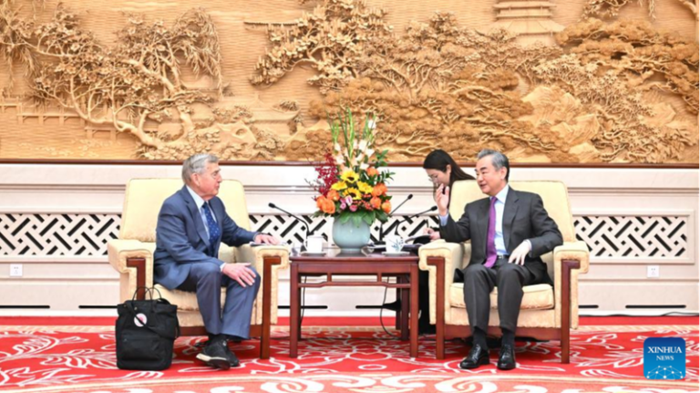 Wang_Yi_de_China_se_reu_ne_con_el_profesor_de_Harvard_Graham_Allison__Construyendo_Puentes__