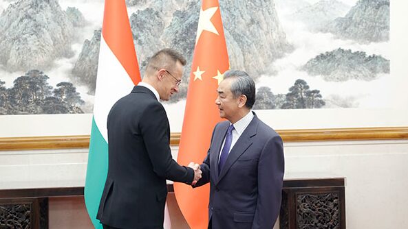 Wang Yi y el Canciller de Hungría fortalecen lazos en Beijing Wang_Yi_y_el_Canciller_de_Hungri_a_fortalecen_lazos_en_Beijing