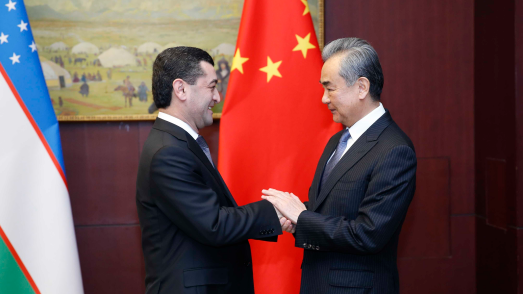 Wang_Yi_y_el_Ministro_de_Relaciones_Exteriores_de_Uzbekista_n_fortalecen_la_amistad_en_Astana___