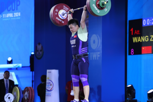 Wang_Zhouyu_de_China_brilla_con_tres_platas_en_la_Copa_Mundial_de_la_IWF______