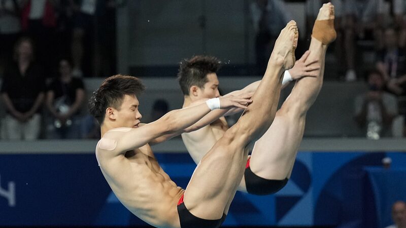 Wang_Zongyuan_y_Long_Daoyi_de_China_conquistan_el_oro_en_trampoli_n_sincronizado_de_3m_masculino_en_los_Juegos_de_Pari_s__
