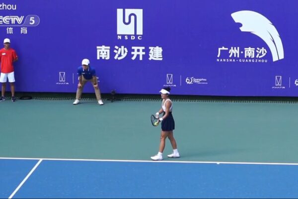 Wei_Sijia__invitada_especial__sorprende_a_la_sexta_cabeza_de_serie_en_el_Guangzhou_Open__