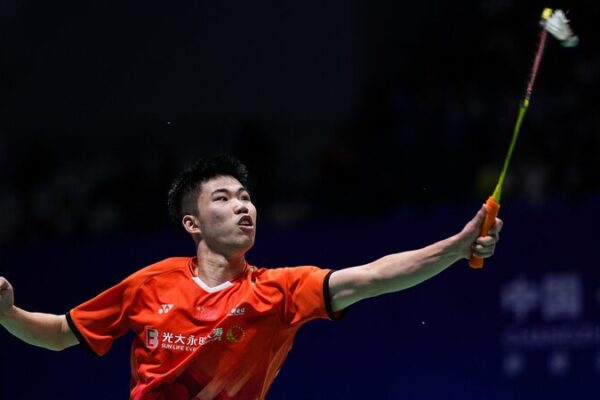 Weng_Hongyang_de_China_avanza_a_la_final_del_BWF_China_Open_contra_Kodai_Naraoka