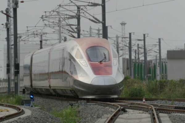 _Whoosh_al_Futuro__El_Nuevo_Tren_de_Alta_Velocidad_de_Indonesia_Revoluciona_el_Viaje_ video poster