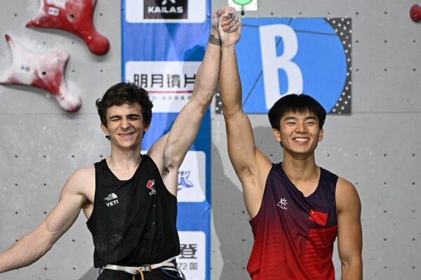 Wu Peng de China sorprende con victoria de oro en la Copa Mundial de Escalada 🧗♂️🥇 Wu_Peng_de_China_sorprende_con_victoria_de_oro_en_la_Copa_Mundial_de_Escalada______