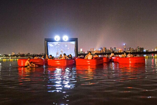 Wuhan_presenta_el_primer_cine_flotante_de_China___