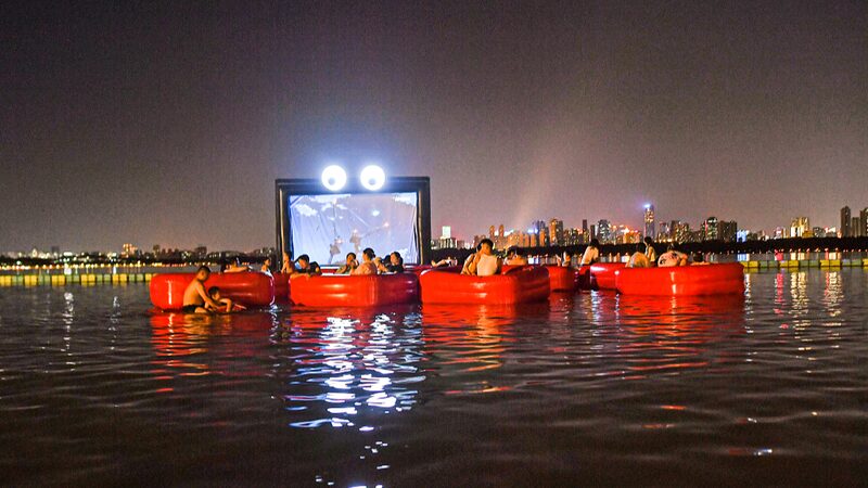 Wuhan_presenta_el_primer_cine_flotante_de_China___