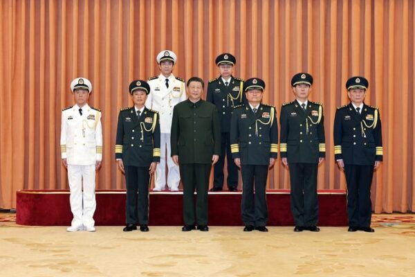 Xi Jinping asciende a dos oficiales militares al rango de general 🎖️ Xi_Jinping_asciende_a_dos_oficiales_militares_al_rango_de_general___