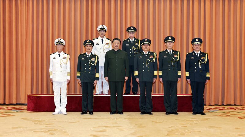 Xi_Jinping_asciende_a_dos_oficiales_militares_al_rango_de_general___