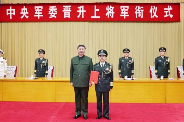 Xi Jinping asciende a un oficial al rango militar más alto de China 🥇 Xi_Jinping_asciende_a_un_oficial_al_rango_militar_ma_s_alto_de_China__