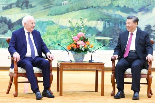 Xi_Jinping_destaca_la_amistad_entre_China_y_Francia_en_reunio_n_con_Alain_Merieux video poster