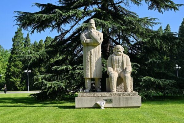 Xi_Jinping_llama_a_adaptar_el_marxismo_a_la_China_moderna