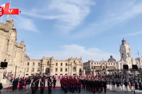 _Xi_Jinping_recibe_una_ca_lida_bienvenida_en_Lima_______