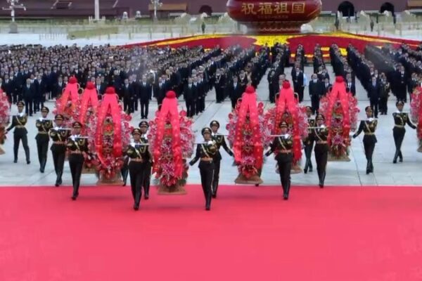 Xi_Jinping_rinde_homenaje_a_los_he_roes_cai_dos_en_el_Di_a_de_los_Ma_rtires___ video poster
