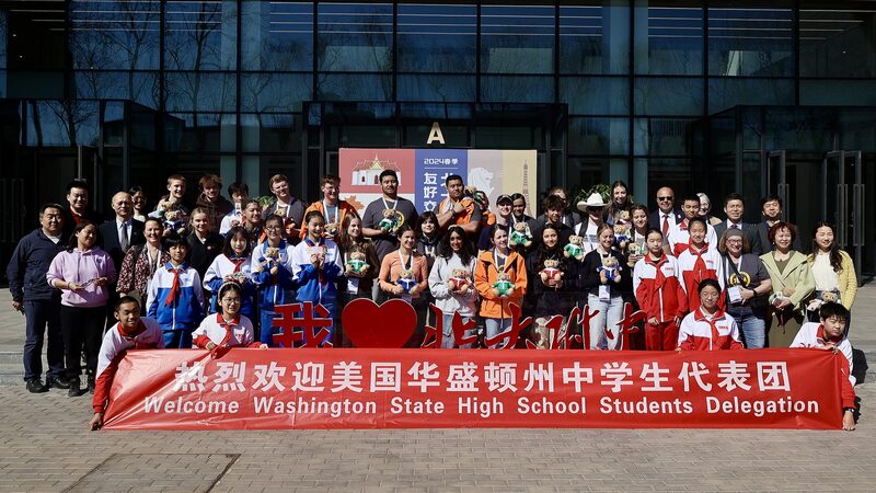 Xi_Jinping_y_Peng_Liyuan_envi_an_saludos_de_An_o_Nuevo_a_estudiantes_de_secundaria_en_EE_UU_