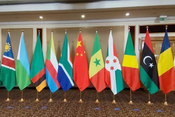 🌍🤝 Xi Jinping y Ramaphosa lideran mesa redonda China-África en Johannesburgo ___Xi_Jinping_y_Ramaphosa_lideran_mesa_redonda_China_A_frica_en_Johannesburgo video poster