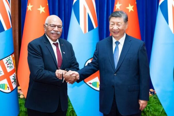 Xi_Jinping_y_el_Primer_Ministro_de_Fiji_se_Unen_por_un_Futuro_Compartido__