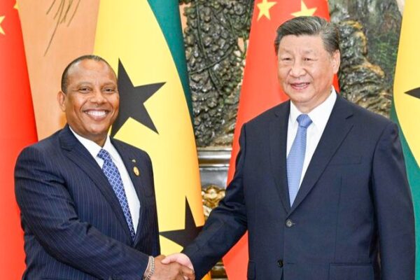 Xi_Jinping_y_el_Primer_Ministro_de_Santo_Tome__y_Pri_ncipe_Forjan_una_Asociacio_n_Estrate_gica__
