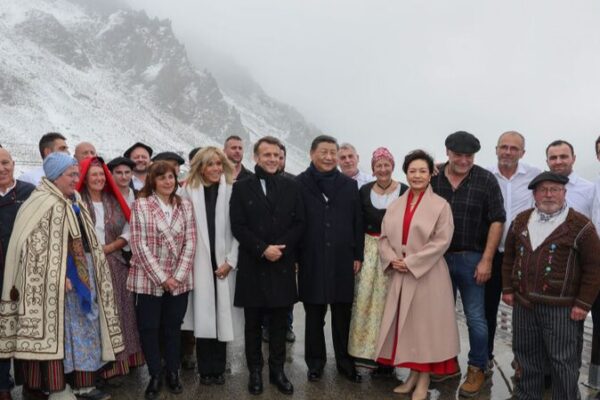 Xi y Macron comparten un banquete en una montaña nevada en el sur de Francia ❄️🍽️ Xi_y_Macron_comparten_un_banquete_en_una_montan_a_nevada_en_el_sur_de_Francia_____