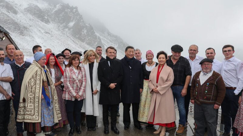 Xi_y_Macron_comparten_un_banquete_en_una_montan_a_nevada_en_el_sur_de_Francia_____