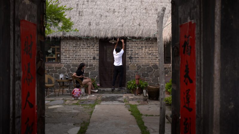 Yu_Haiyang__Creando_la_estancia_ma_s_hogaren_a_en_su_aldea_pesquera video poster