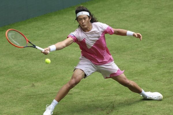 _Zhang_Zhizhen_brilla_en_el_Halle_Open_con_su_primera_victoria_en_ce_sped____
