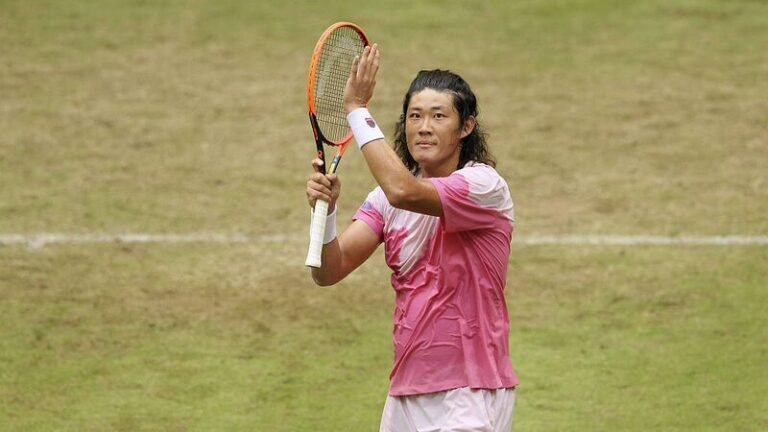 Zhang_Zhizhen_hace_historia_en_el_tenis_al_avanzar_a_las_semifinales_en_Halle