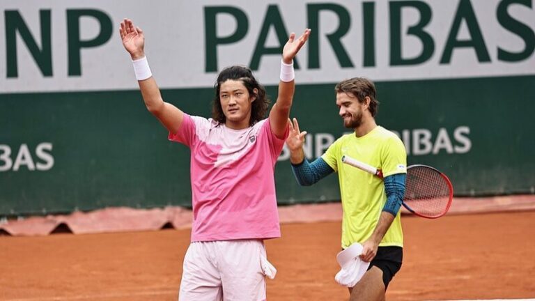 Zhang_Zhizhen_y_Tomas_Machac_avanzan_a_los_octavos_de_final_de_dobles_del_Abierto_de_Francia__