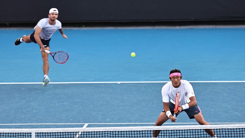 Zhang_y_Machac_avanzan_al_vencer_en_dobles_masculinos_del_Abierto_de_Australia___