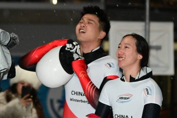Zhao Dan y Lin Qinwei de China Hacen Historia con Oro en Skeleton 🥇 Zhao_Dan_y_Lin_Qinwei_de_China_Hacen_Historia_con_Oro_en_Skeleton__