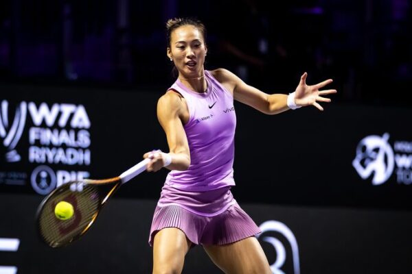 Zheng Qinwen logra su primera victoria en las Finales de la WTA sobre Rybakina en un emocionante partido 🎾✨ Zheng_Qinwen_logra_su_primera_victoria_en_las_Finales_de_la_WTA_sobre_Rybakina_en_un_emocionante_partido___