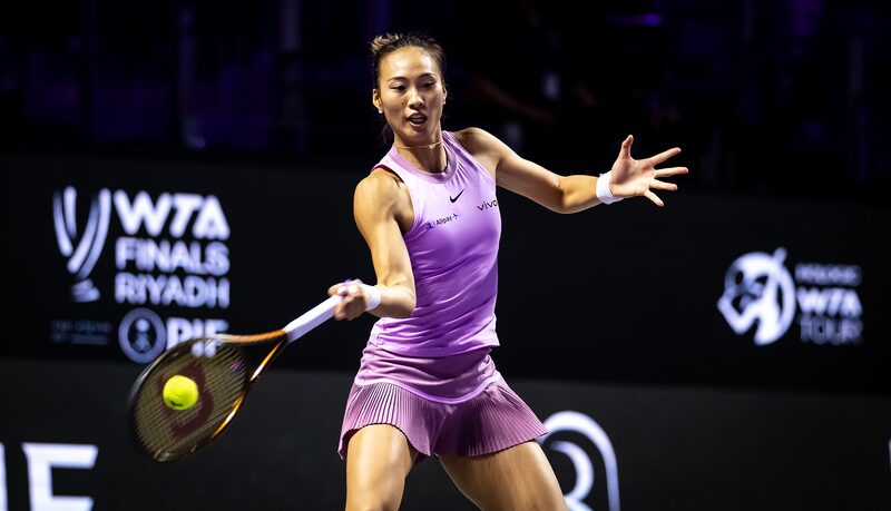 Zheng_Qinwen_logra_su_primera_victoria_en_las_Finales_de_la_WTA_sobre_Rybakina_en_un_emocionante_partido___
