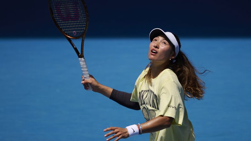 Zheng_Qinwen_se_prepara_para_un_posible_enfrentamiento_con_Sabalenka_en_el_Abierto_de_Australia