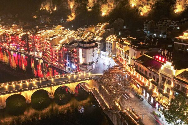 Zhenyuan Ancient Town: Un Viaje Nocturno a un País de las Maravillas de Cuento de Hadas Zhenyuan_Ancient_Town__Un_Viaje_Nocturno_a_un_Pai_s_de_las_Maravillas_de_Cuento_de_Hadas