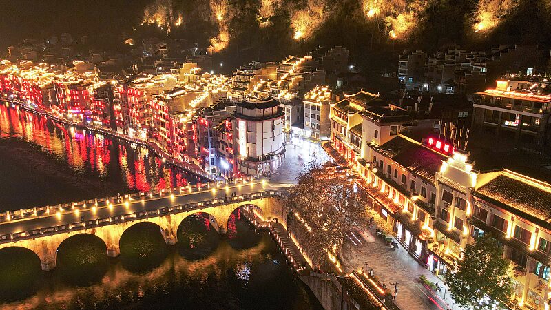 Zhenyuan_Ancient_Town__Un_Viaje_Nocturno_a_un_Pai_s_de_las_Maravillas_de_Cuento_de_Hadas