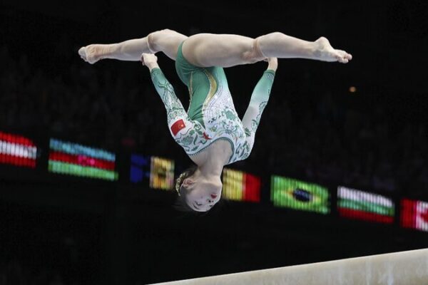 Zhou_Yaqin__La_nueva_estrella_de_la_gimnasia_arti_stica_que_brilla_con_esfuerzo_y_talento