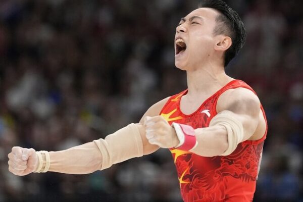 Zou Jingyuan de China hace historia con medallas de oro olĂmpicas consecutivas en barras paralelas Zou_Jingyuan_de_China_hace_historia_con_medallas_de_oro_oli_mpicas_consecutivas_en_barras_paralelas