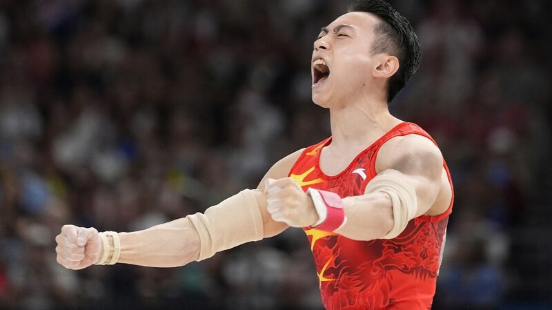 Zou_Jingyuan_de_China_hace_historia_con_medallas_de_oro_oli_mpicas_consecutivas_en_barras_paralelas
