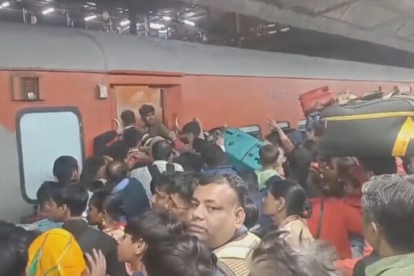 18 muertos en trágica estampida en estación de tren de Nueva Delhi 🚆😢 18_muertos_en_tra_gica_estampida_en_estacio_n_de_tren_de_Nueva_Delhi___ video poster