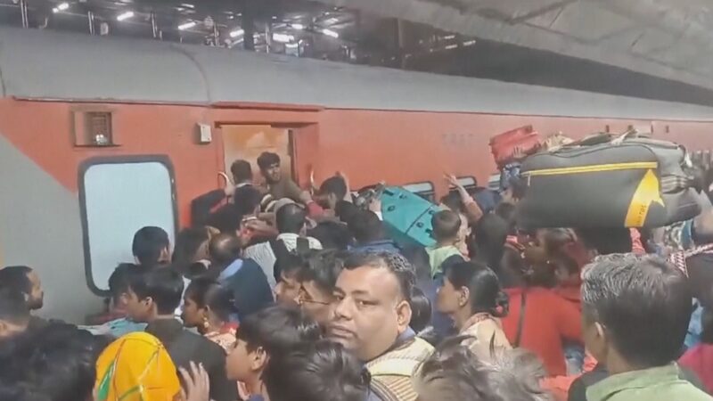 18_muertos_en_tra_gica_estampida_en_estacio_n_de_tren_de_Nueva_Delhi___ video poster