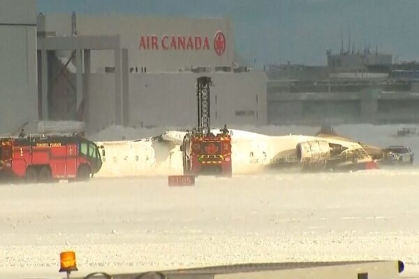 Accidente_de_avio_n_de_Delta_en_el_aeropuerto_Pearson_de_Toronto_deja_18_heridos__incluyendo_un_nin_o video poster
