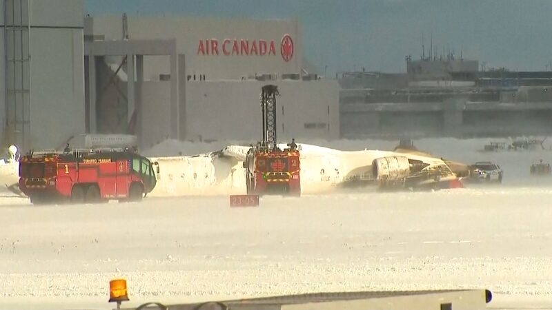 Accidente_de_avio_n_de_Delta_en_el_aeropuerto_Pearson_de_Toronto_deja_18_heridos__incluyendo_un_nin_o video poster