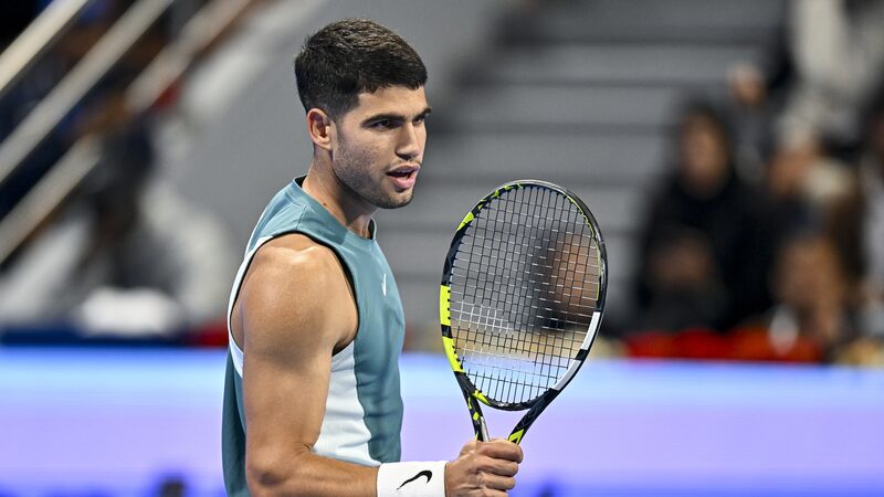 Alcaraz_brilla_en_su_debut_ventoso_en_el_Abierto_de_Catar__derrota_a_Cilic__